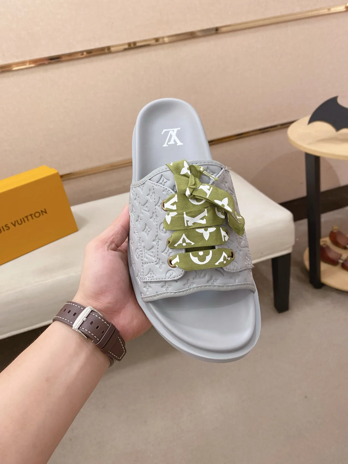 Men's shoes 💰: 340💰Made by LV🔍Top purchasing agents. Men's spring and summer slippers are available at the same counter. The uppers are imported cowhide from Italy, with logo graphics and high-quality craftsmanship. Soles: original soles specially provided by the original factory. Exclusive movable molded soles are super comfortable. Original goods follow orders. 🔍🔍High quality. You can enter and exit the counter at will. Welcome to compare. Size 38-44.
